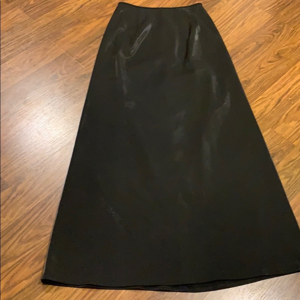 Floorlength black skirt